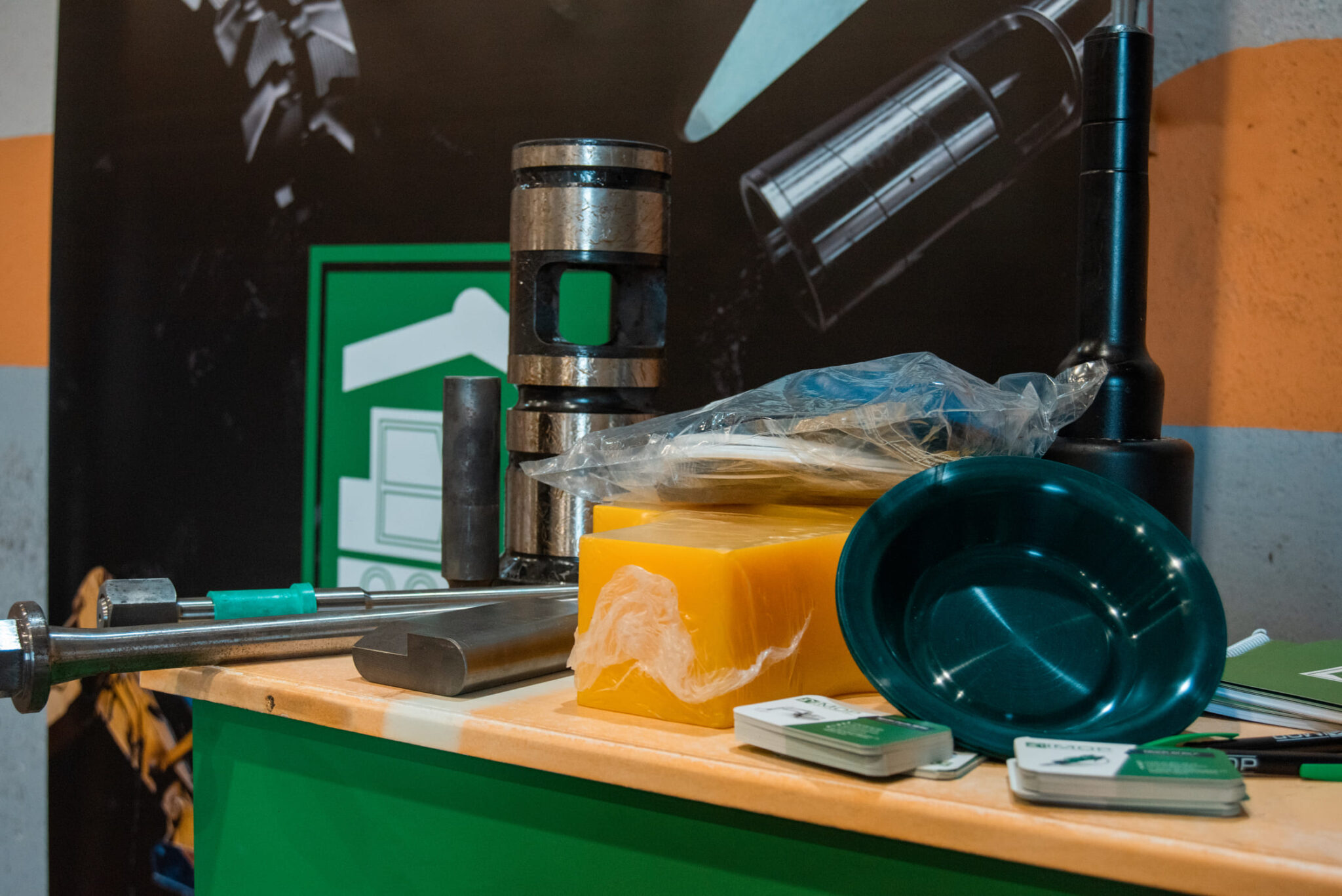 Detalle de repuestos originales y accesorios para maquinaria pesada en el stand de IMOP durante la jornada de puertas abiertas de maquinaria en Granada.