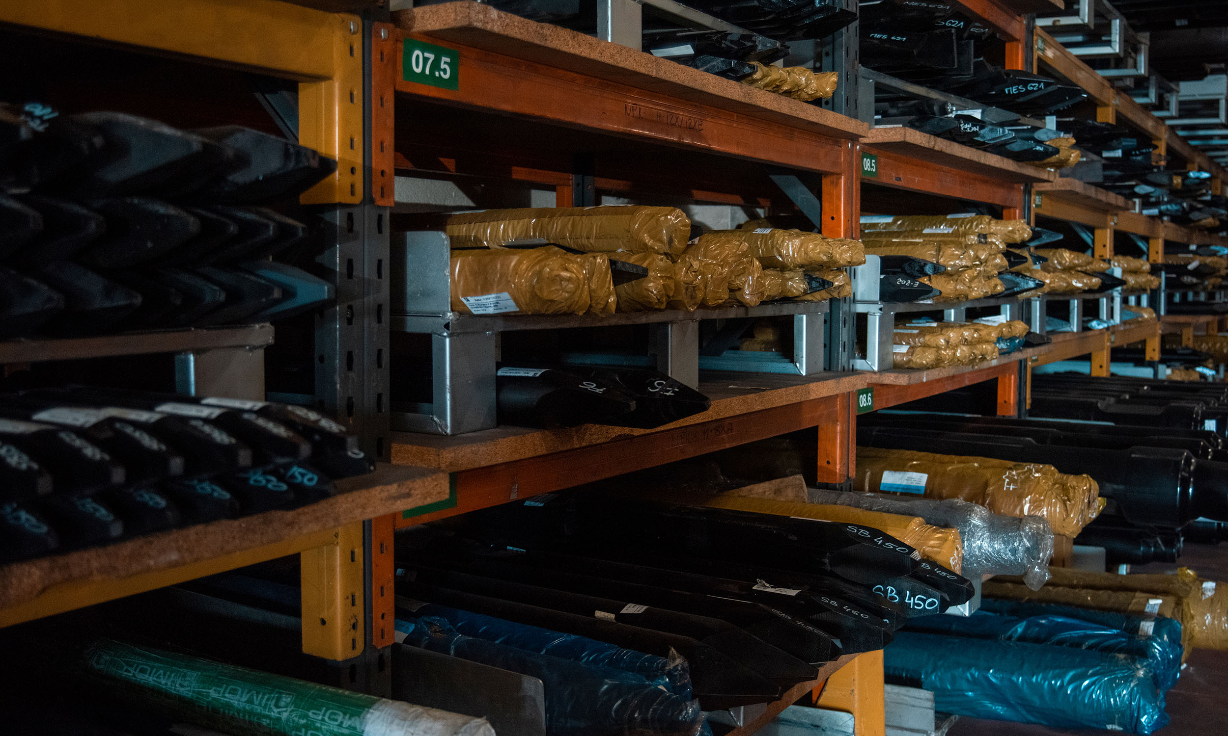 Shelving with hydraulic pointers and spare parts for IMOP jackhammers. Accessories for hydraulic hammers and demolition tools.<br srcset=