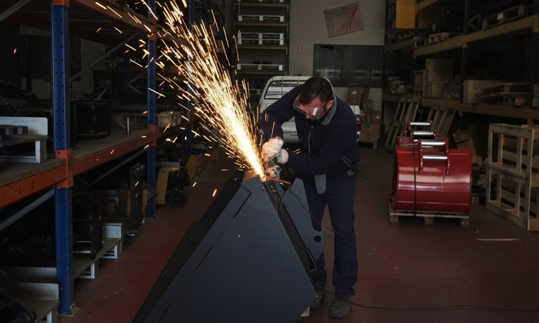 Operario lijando componentes metálicos en taller para mantenimiento de maquinaria pesada
