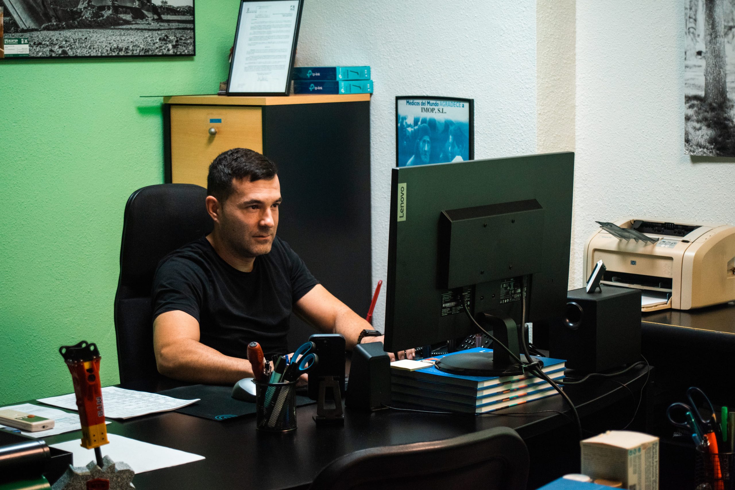 Miembro del equipo de IMOP trabajando en oficina para ofrecer asesoramiento técnico y atención directa a clientes