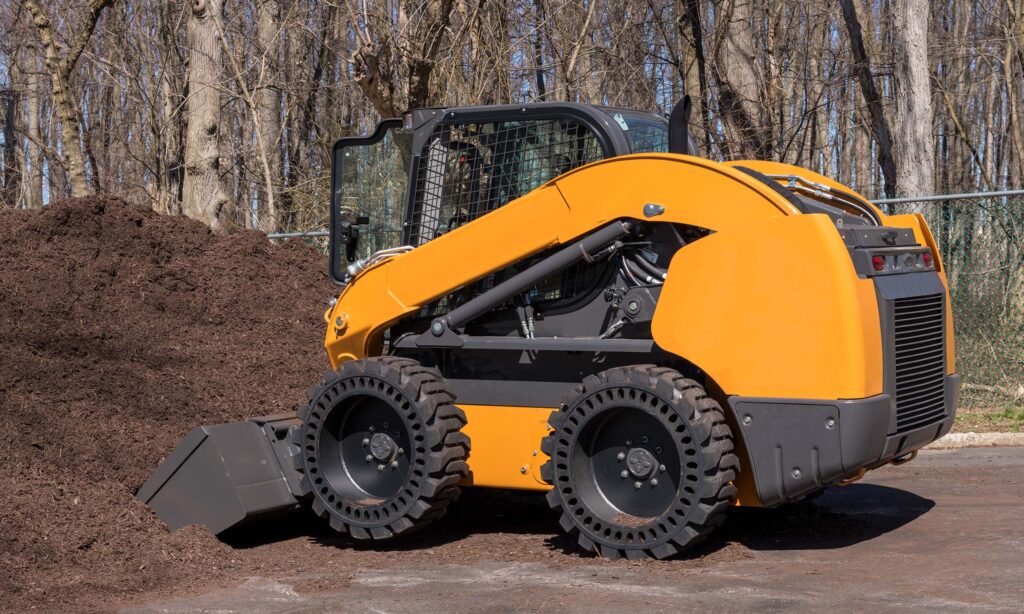 Pala frontal realizando la carga de un camión durante trabajos con maquinaria pesada en obra