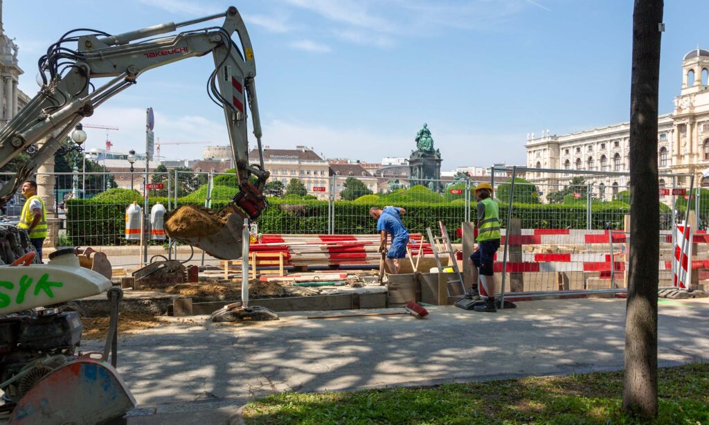 obra pública en entorno urbano con maquinaria para construcción