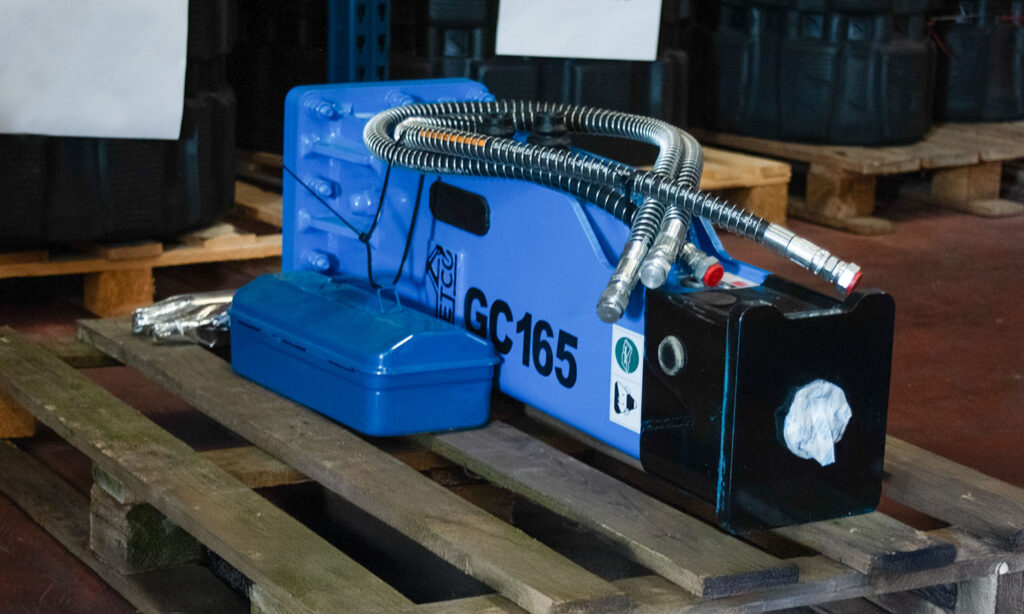 martillo hidráulico gc165 sobre pallet con latiguillos hidráulicos para inspección y verificación de compatibilidad de repuestos