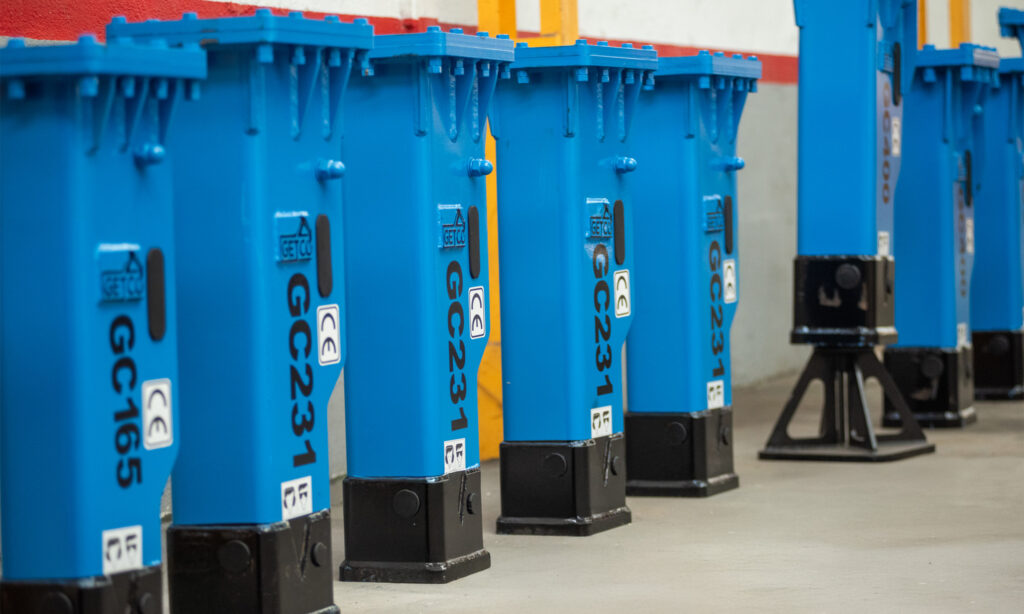 martillos hidráulicos gc231 alineados en almacén industrial para revisión técnica y montaje en máquina portadora