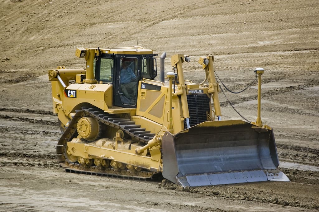 Bulldozer trabajando en obra moviendo tierra en un proyecto de construcción con maquinaria pesada