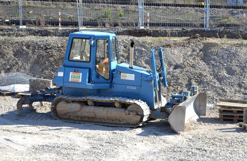 Sistema de orugas y tren de rodaje en maquinaria pesada de construcción trabajando sobre terreno