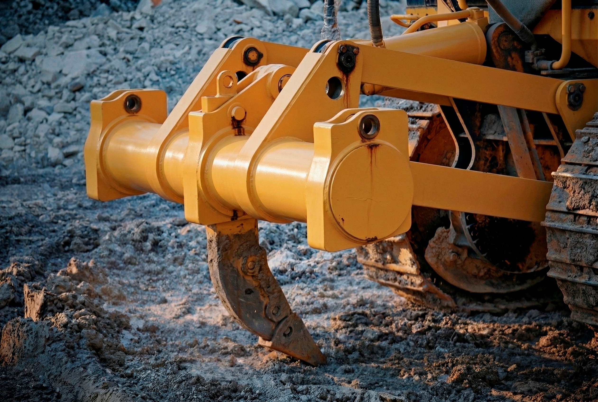 ripper para maquinaria detalle de diente ripper en excavadora sobre terreno duro