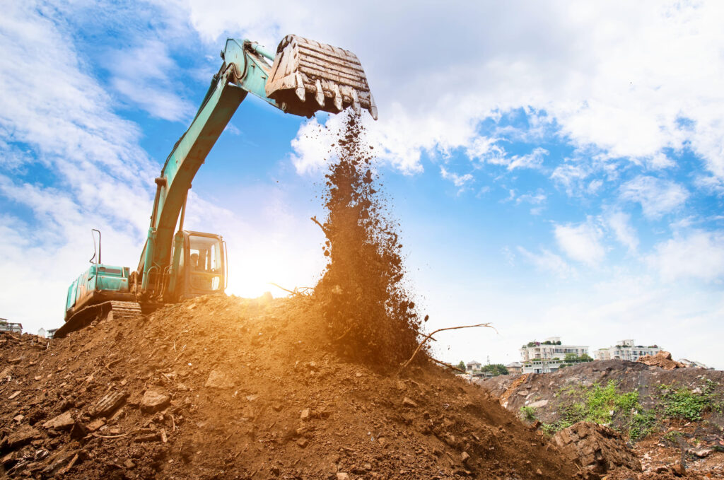 Bulldozer a trabalhar numa obra, a movimentar terra num projeto de construção com maquinaria pesada