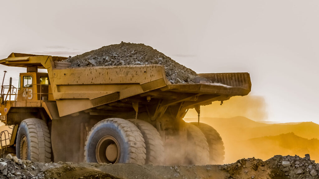 Maquinaria dumper utilizada para transportar materiales en una obra de construcción