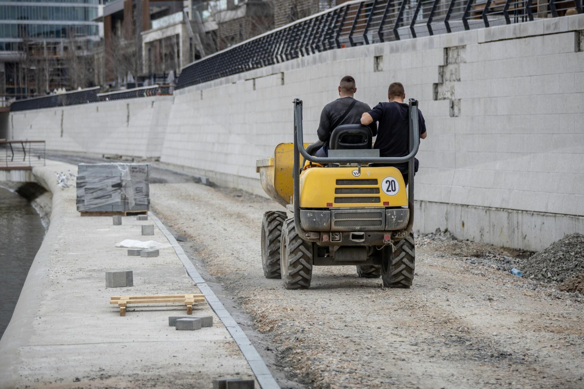 Camión dumper de gran capacidad transportando roca y áridos en una explotación minera
