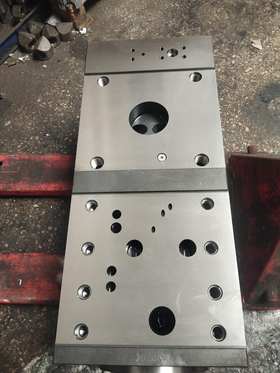Detalle del mecanizado interior del cilindro del martillo Furukawa F70